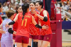 HLV Tuấn Kiệt ra quyết định quan trọng trong chiến thắng của tuyển bóng chuyền nữ Việt Nam trước Indonesia