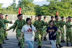 Chiến sĩ cùng người dân hòa mình trong điệu dân vũ, sau giờ tập luyện diễu binh
