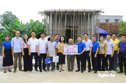 Bảo Việt Nhân thọ Bắc Nghệ An phối hợp với Báo và phát thanh, truyền hình Nghệ An trao tiền hỗ trợ hộ nghèo làm nhà
