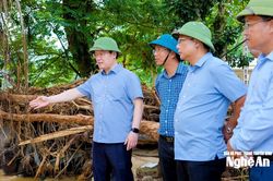 Bí thư Tỉnh ủy Nghệ An Nguyễn Đức Trung chỉ đạo khắc phục hậu quả lũ lụt tại xã Nhôn Mai
