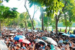 Hàng nghìn người kéo về trụ sở Báo Nhân Dân nhận vé chương trình 'Tổ quốc trong tim'