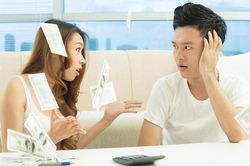 Tiền bạc làm... lạc mất nhau