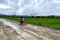 Mòn mỏi chờ sửa đường