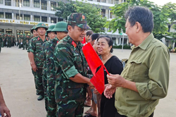 Xúc động ngày chia tay bộ đội cứu nạn ở xã Mường Xén, tỉnh Nghệ An