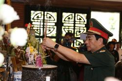 Bộ trưởng Bộ Quốc phòng dâng hương tưởng niệm tại An toàn khu Định Hóa
