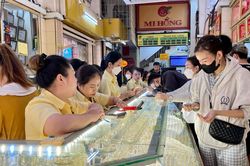 Giá vàng chiều nay 3/8/2025: Giá vàng trong nước và thế giới tăng dựng đứng, người mua lãi đậm gần 40 triệu kể từ đầu năm