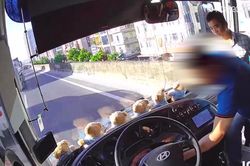 Hà Nội: Người đàn ông lao lên xe ô tô khách, to tiếng với tài xế, rút chìa khóa rồi bỏ đi