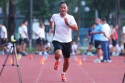 Trọng tài giúp V-League nâng tầm, cần trân trọng 'vua áo đen'