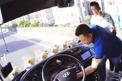 Người đàn ông rút chìa khóa xe khách rồi bỏ đi khiến dư luận phẫn nộ