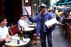 Người bán báo dạo cuối cùng trên đường phố Paris sẽ được trao huân chương sau hơn 50 năm giữ nghề