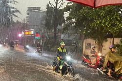 Đường sá ngập nặng sau cơn mưa, người dân TP HCM chật vật đẩy xe