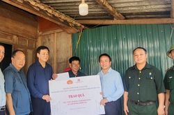 Hội đồng hương Nghệ An tại Hà Nội trao hỗ trợ Cựu chiến binh và người dân bị ảnh hưởng lũ lụt tại xã Mường Xén