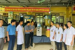 Phó Chủ tịch HĐND tỉnh Nguyễn Như Khôi trao quà hỗ trợ cho người dân vùng lũ xã Nhôn Mai và Hữu Khuông