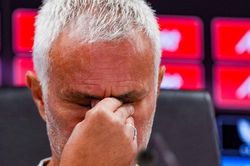 Mourinho nhòa lệ, thế giới bóng đá tiếc thương cựu đội trưởng Porto