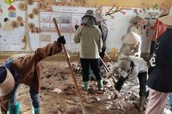 Giáo viên dầm mình trong bùn đất, mở đường đến lớp trước thềm năm học mới