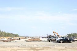 Gỡ vướng mặt bằng, vật liệu, đẩy nhanh tiến độ các dự án tại sân bay Vinh