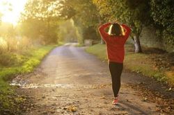 Đi bộ mỗi ngày – phương pháp tiết kiệm tự điều trị và ngăn ngừa đau lưng tái phát