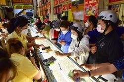 Giá vàng hôm nay 7/8/2025: Giá vàng trong nước và thế giới tăng nhẹ dù thị trường ảm đạm