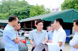 Phó Chủ tịch UBND tỉnh Vũ Việt Văn kiểm tra chung cư Hòa Phong và khu chợ Trung tâm Việt Trì (cũ)