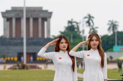 Giới trẻ diện áo dài tới Quảng trường Ba Đình chụp ảnh trước thềm Quốc khánh 2/9