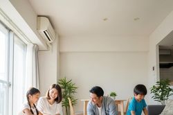 Tôi hối hận vì 'trả lương' cho con mỗi khi làm việc nhà