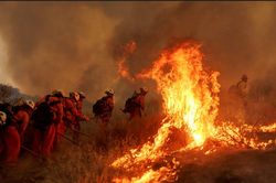 Cháy rừng lan nhanh ở California (Mỹ) khiến hàng nghìn người sơ tán khẩn cấp