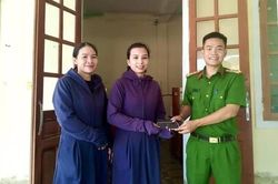 Nhặt được của rơi, 2 người phụ nữ tìm người trả lại
