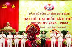 Thứ trưởng Bộ Công an Trần Quốc Tỏ dự Đại hội đại biểu Đảng bộ Công an tỉnh Ninh Bình