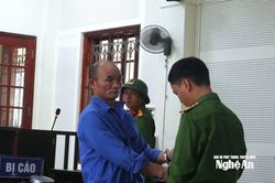 Bị chê hát không hay, người đàn ông ném bát vào mặt hàng xóm, gây thương tích 49%