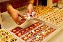 Giá bán vàng miếng SJC 'phi thẳng' lên 124,4 triệu đồng mỗi lượng, vượt đỉnh lịch sử