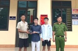 Công an xã Hợp Thành trao trả tài sản bị đánh rơi