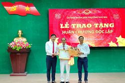 Trao Huân chương Độc lập hạng Ba cho gia đình có nhiều liệt sĩ
