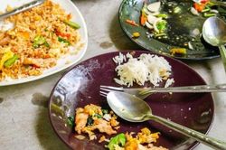 Ăn lại đồ thừa để tiết kiệm, cả nhà 3 người nhận cái kết đắng lòng