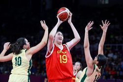 Nữ VĐV Trung Quốc có chiều cao chỉ kém huyền thoại Yao Ming 3cm gây sốt