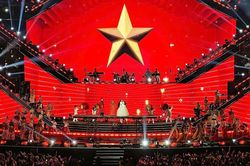 'V Concert - Rạng rỡ Việt Nam' thu hút hàng chục ngàn người đến xem và cổ vũ