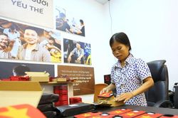 Độc đáo hình ảnh quốc kỳ in trên sản phẩm thủ công của người khuyết tật