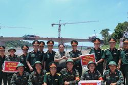 Thủ tướng kiểm tra tiến độ cầu Phong Châu (Phú Thọ): 'Vinh quang chỉ đến với người đúng hẹn'