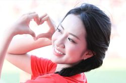 Hoa hậu Hà Trúc Linh phấn khích khi tới 'chảo lửa' Thiên Trường cổ vũ Siêu cúp quốc gia