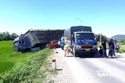 Tông trực diện khi vượt ẩu, xe đầu kéo kéo theo chuỗi va chạm liên hoàn ở Nghệ An