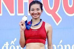 'Nữ hoàng điền kinh' Nguyễn Thị Oanh và nhiều ngôi sao chạy bộ Việt Nam nhận thưởng 'nóng'