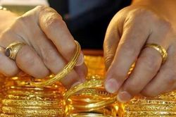 Giá vàng hôm nay 12/8: Giá vàng lao dốc, tấp nập khách mua