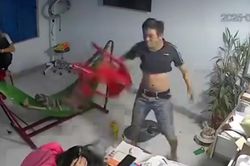 Công an Quảng Ngãi thông tin vụ anh ruột dùng ghế nhựa đánh liên tiếp vào người em gái