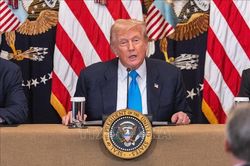 Tổng thống Mỹ Donald Trump gia hạn hoãn áp thuế với Trung Quốc thêm 90 ngày