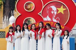Lan tỏa tình yêu nước với tà áo dài và hình ảnh lá cờ Tổ quốc