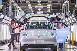 Doanh số bán xe điện toàn cầu tăng chậm lại