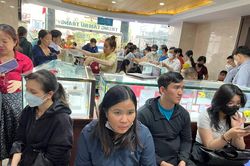 Giá vàng hôm nay 13/8: Giá vàng nhẫn trong nước và thế giới tăng nhẹ nhưng bị bán cắt lỗ hơn 3 triệu đồng
