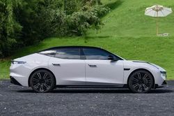 Xe sedan dài hơn 5 mét, công suất 523 mã lực, siêu tiết kiệm xăng, giá hơn 700 triệu đồng