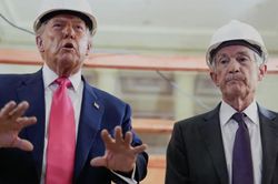 Tổng thống Trump dọa kiện Chủ tịch Fed, yêu cầu hạ lãi suất