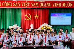 Tặng quà, nhận đỡ đầu học sinh có hoàn cảnh khó khăn tại phường An Nhơn Bắc