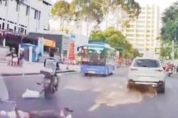 Vượt ẩu, thanh niên đi xe máy gây họa cho người sang đường